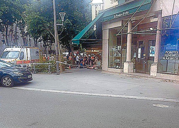 汽車撞向餐廳外的露天座位，釀成嚴重傷亡。