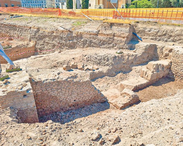 考古學家挖掘宗座宮遺址。