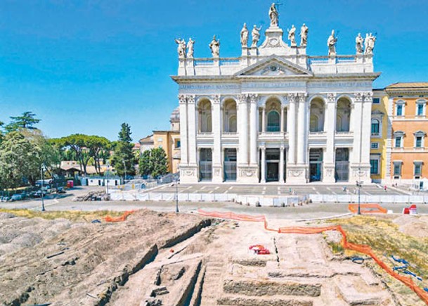 考古學家在拉特朗聖若望大殿前的空地，發現宗座宮遺址。