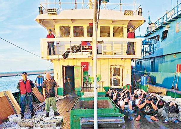 福州海警搗破特大非法捕撈案，抓捕涉案人員及檢取魚獲物。