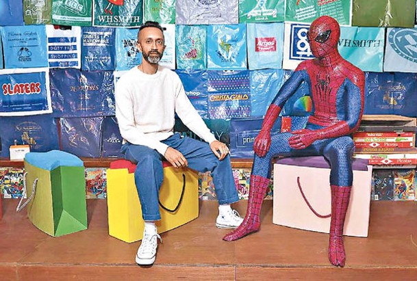 藝術家帕特爾（左）展出「蜘蛛俠」的模型（右）。