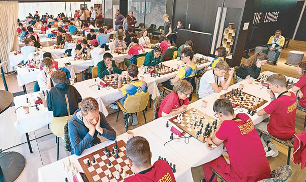 不少青少年參加國際象棋比賽。
