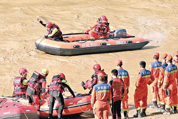 救援人員乘橡皮艇搜索。（中新社圖片）