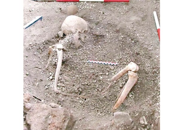 考古員發現完整骸骨。