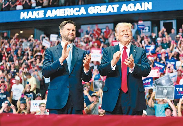 特朗普（右）與萬斯（左）出席共和黨競選集會。