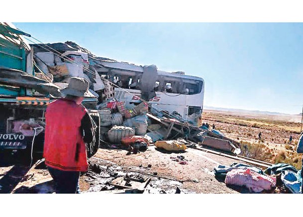 玻利維亞長途巴與貨車相撞  16死14傷