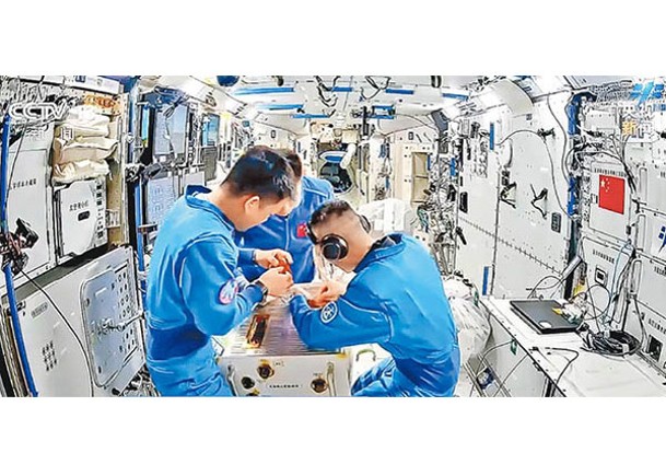 航天員乘組模擬在空間站遭太空碎片撞擊的應急演練。