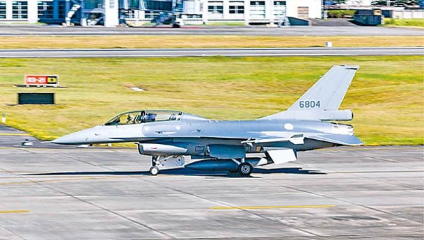 空軍各型戰機從基地起飛，快速進行戰備轉場訓練。圖為F16V戰機滑行。