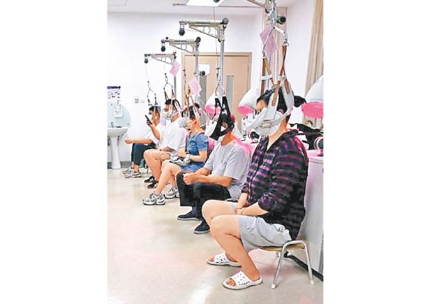 網傳照片顯示不少年輕人在上海的醫院內「吊頸」。