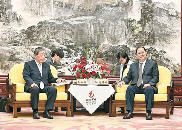湖南省長毛偉明（右）會見日本自民黨總務會長森山裕（左）。