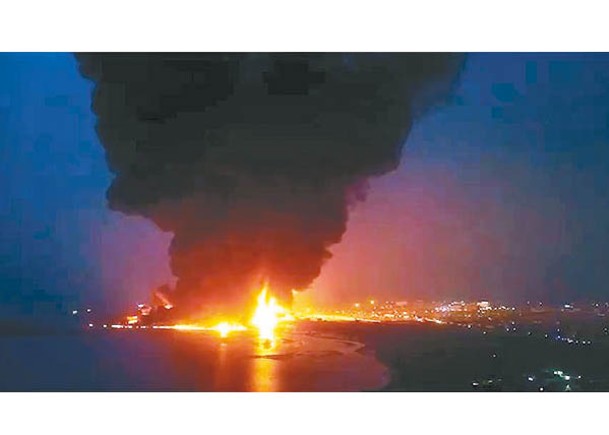 荷台達港口遭轟炸後陷火海。