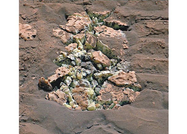 被碾碎岩石內部有一塊含純硫的黃綠色晶體。