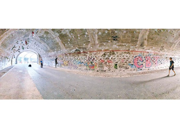 隧道牆壁設滿大小、顏色和形狀各異的腳踏。