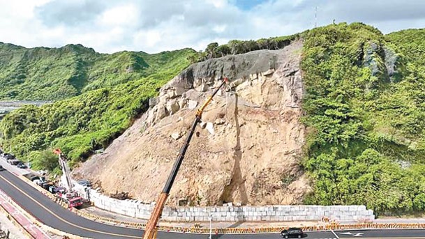 基隆早前發生土石坍塌而需進行護坡工程，該路段因颱風暫時封閉。