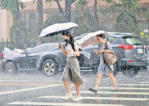 颱風格美朝台灣逼近，基隆、宜蘭東北角風雨逐漸轉強。
