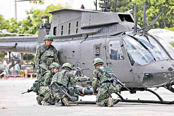 台兵合力完成戰搜直升機的飛彈掛彈作業。