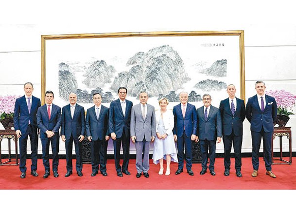 王毅晤美中貿委會代表籲合作共贏