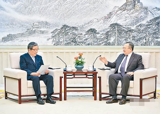 劉建超（右）在北京會見森山裕（左）。