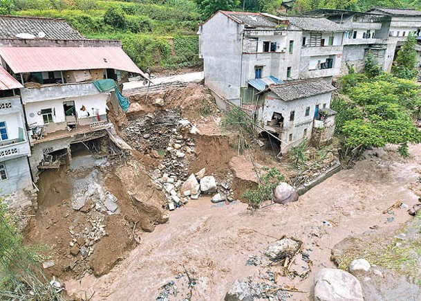 雅安因暴雨突發山洪災害，現場多處房屋受損。（中新社圖片）