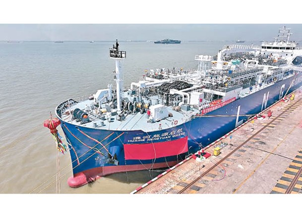 淮河能源啟航號在上海完工命名交付。