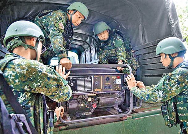 台軍陸軍52工兵群官兵將發電機放置於3.5噸載重車，待命投入災防。
