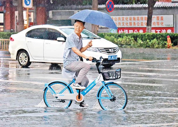 強降雨來襲，北京市氣象台發布暴雨橙色預警信號。（中新社圖片）