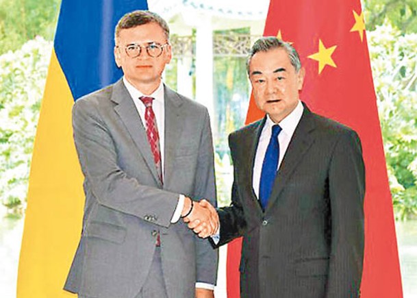 王毅（右）在廣州與烏克蘭外長庫列巴（左）舉行會談。