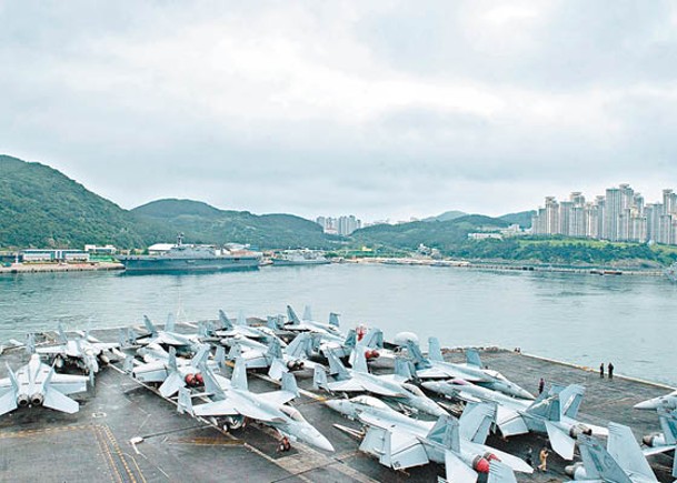 羅斯福號航母戰鬥群上月停靠釜山港。