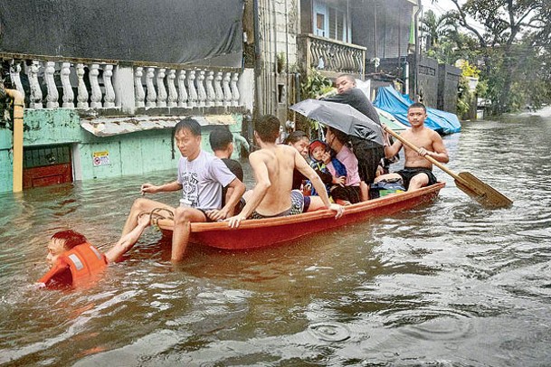 受災民眾乘小艇離開。（Getty Images圖片）