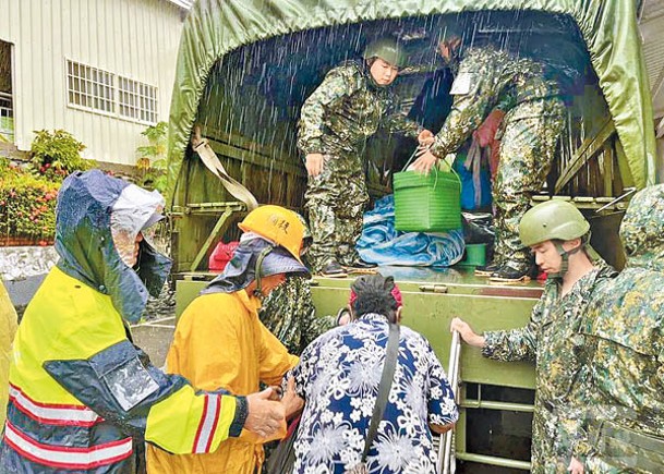 台灣官兵協助受災民眾撤離。