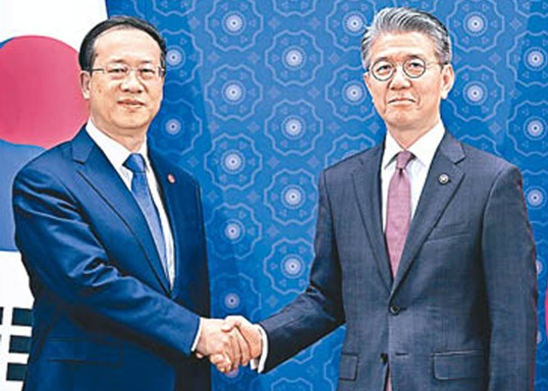馬朝旭（左）與金烘均（右）在首爾舉行中韓外交部門高級別戰略對話。