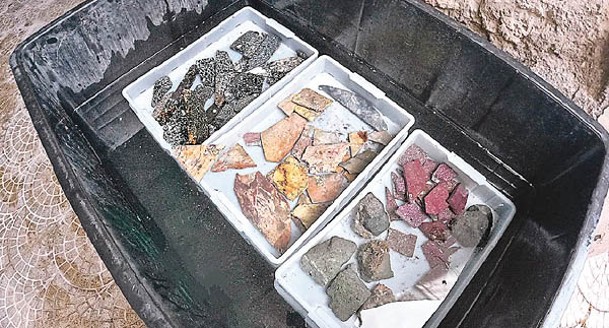 考古學家收集大理石碎片，計劃修復地板。