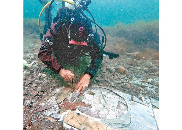 考古學家在水底展開考古工作。