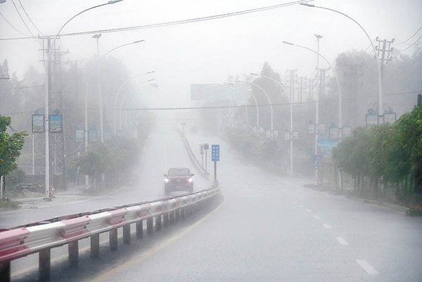 颱風逼近福清市致風雨大作。（中新社圖片）
