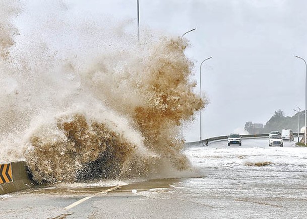 颱風吹襲福建，沿海激起巨浪。（中新社圖片）