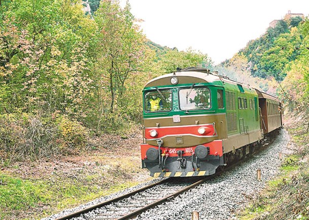 火車帶遊客穿梭在馬耶拉國家公園和阿布魯佐高地。
