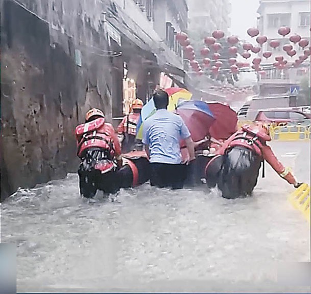 潮州：暴雨引致內澇，消防轉移被困人員。