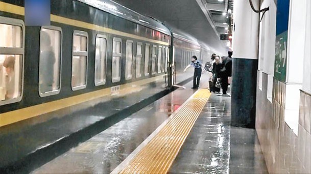 江西：多列行經贛州境內的京九鐵路列車上周五晚停運或折返。