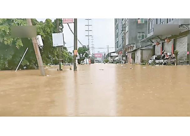 潮州：颱風「格美」影響持續，街道水浸情況嚴重。