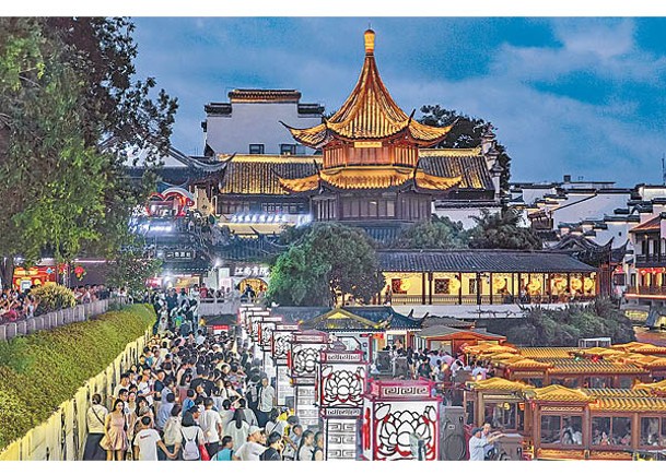 遊客愛國內遊，圖為南京夫子廟。（中新社圖片）