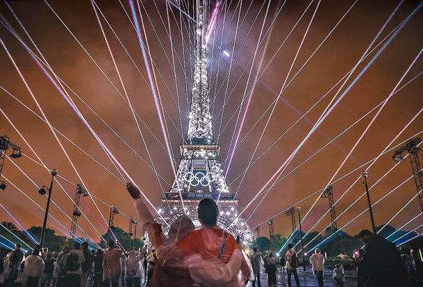 巴黎奧運正式開幕，艾菲爾鐵塔上演燈光騷。