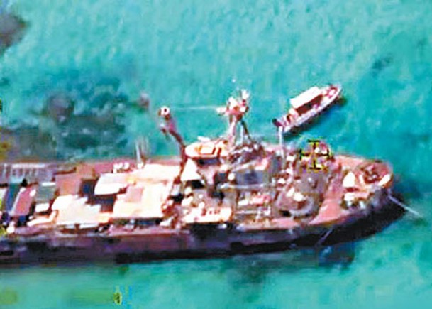 菲律賓船隻（上）向馬德雷山號（下）進行補給。