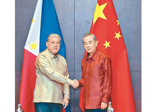 王毅（右）在萬象會見菲律賓外長馬納羅（左）。