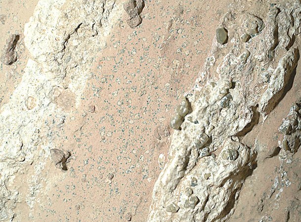 箭頭狀岩石表面存在斑點。