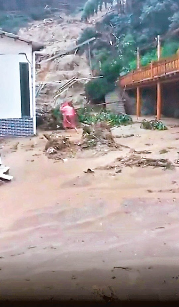 壽岳鄉岳林村因山洪引發塌山泥。