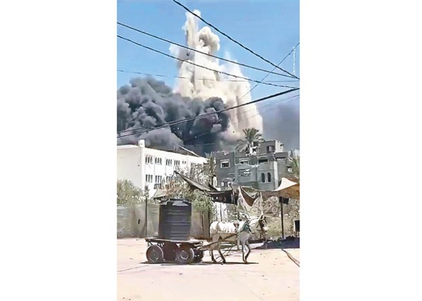 以軍轟炸加薩學校，煙霧沖天。
