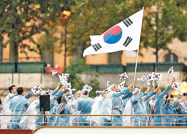 巴黎奧運開幕式南韓體育代表團出場時，南韓國名被誤報成北韓。（Getty Images圖片）