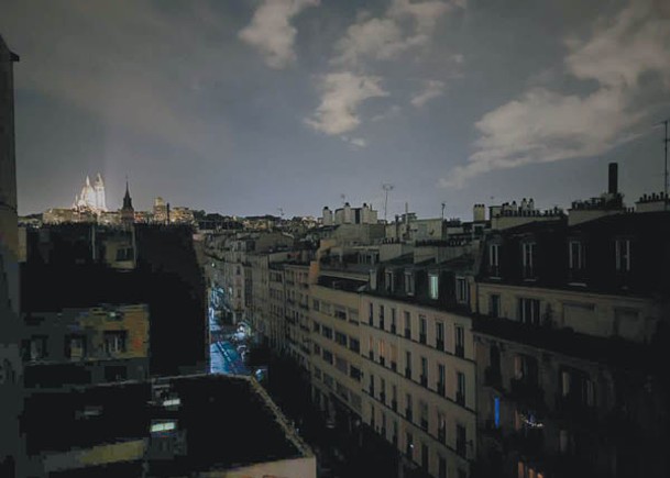 社交網流傳巴黎多區大停電，市區一片烏燈黑火。