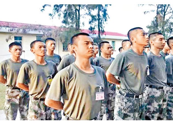 一名士兵（前排左一）從海軍退伍後，再當陸軍二次入伍。