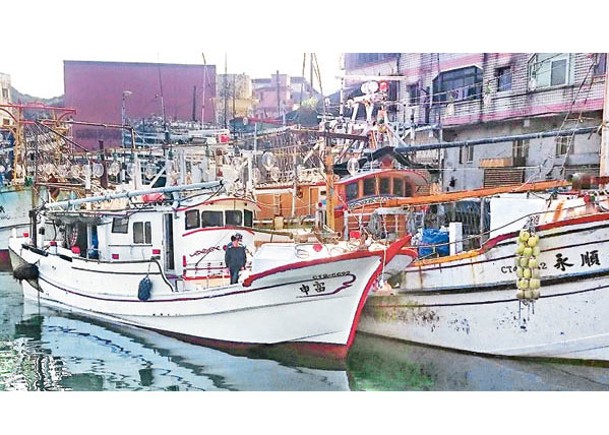 漁船「富申」（左）事後被扣在日本石垣島受查。